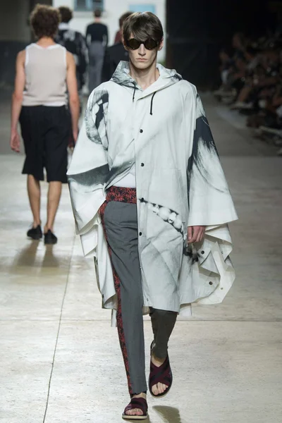 Look 12